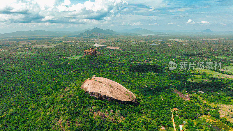 Pidurangala Rock和Sigirya Temple的无人机视图